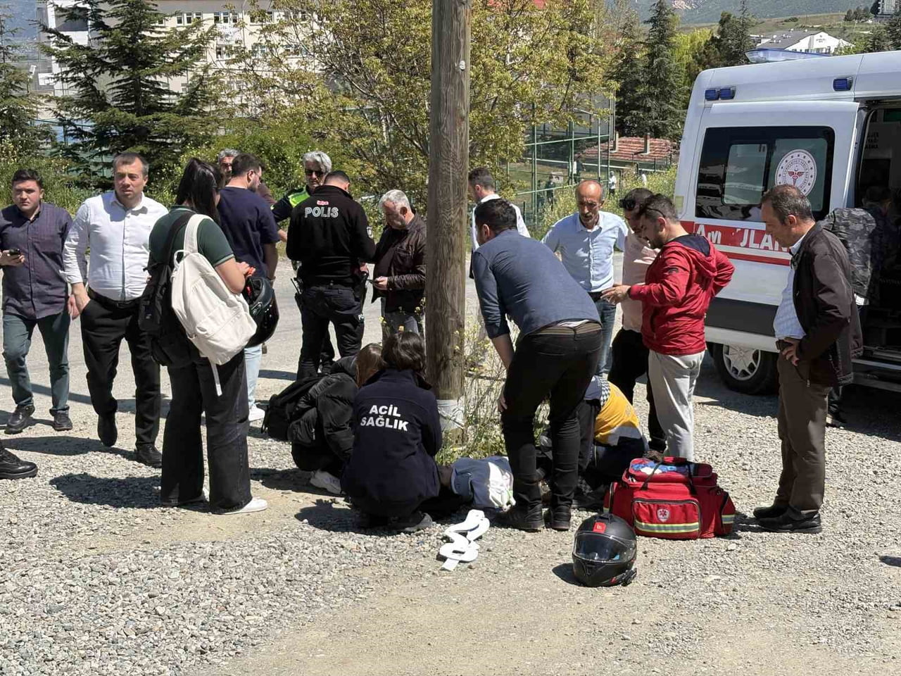 KASTAMONU’NUN TOSYA İLÇESİNDE OTOMOBİL İLE ÇARPIŞAN MOTOSİKLETTEKİ 2 LİSE ÖĞRENCİSİ...