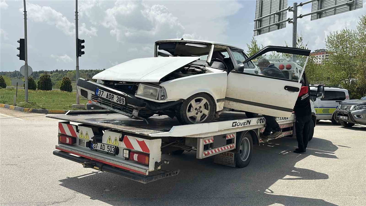 KASTAMONU’NUN TOSYA IŞIKLI KAVŞAĞINDA İKİ OTOMOBİLİN ÇARPIŞMASI SONUCU MEYDANA GELEN KAZADA...