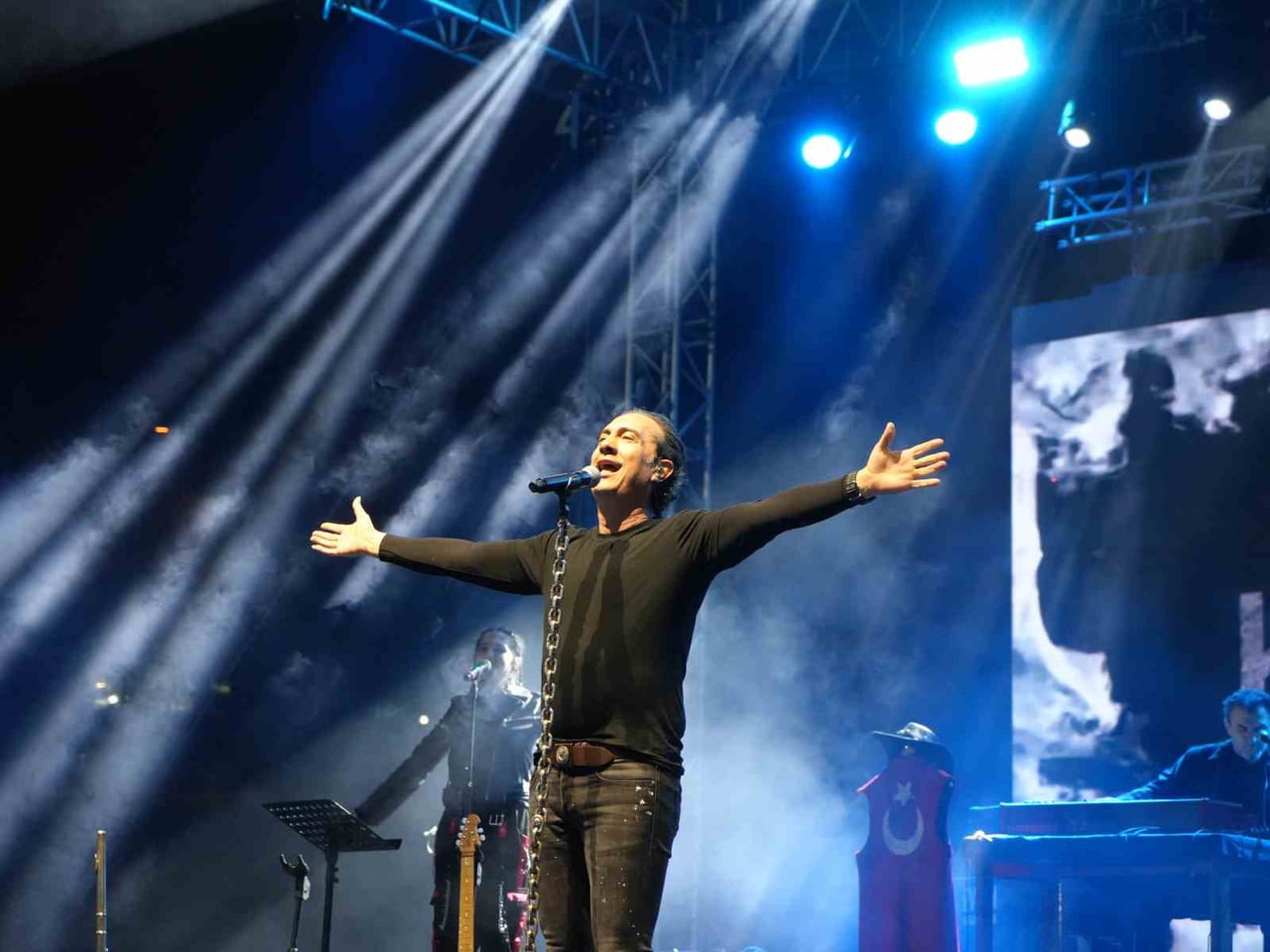 KASTAMONU ÜNİVERSİTESİ GENÇLİK FESTİVALİ'NDE SAHNE ALAN SANATÇI KIRAÇ, BİNLERCE ÖĞRENCİYE...
