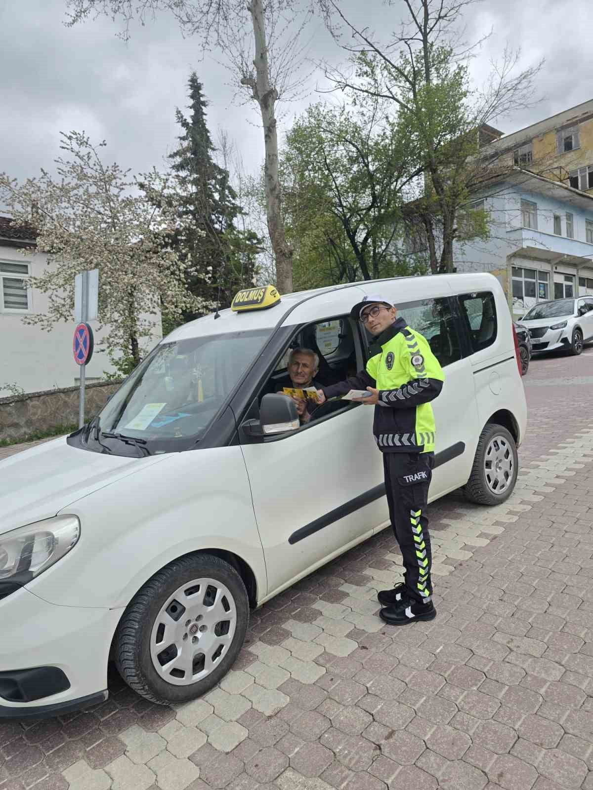 KAVAK İLÇE EMNİYET MÜDÜRLÜĞÜ'NE BAĞLI TRAFİK EKİPLERİ, İLÇE GENELİNDE VATANDAŞLARA YÖNELİK...
