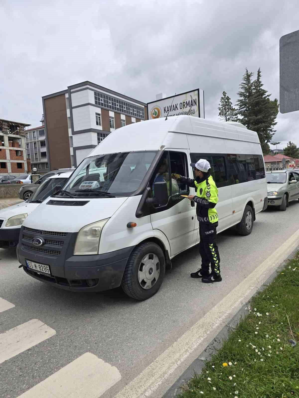 KAVAK İLÇE EMNİYET MÜDÜRLÜĞÜ'NE BAĞLI TRAFİK EKİPLERİ, İLÇE GENELİNDE VATANDAŞLARA YÖNELİK...
