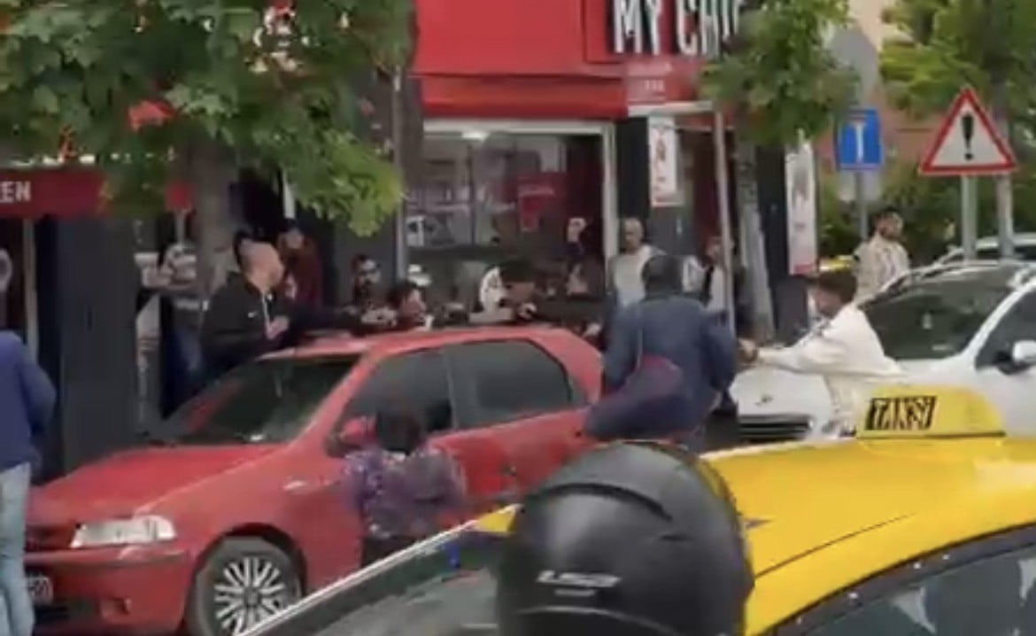 KAVGA, HOŞNUDİYE MAHALLESİ CENGİZ TOPEL CADDESİ ÜZERİNDE MEYDANA GELDİ. CADDE ÜZERİNDE 2 GRUP...