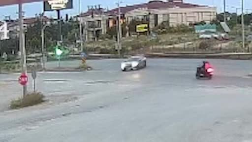 Kavşakta otomobile çarpan motosikletteki 2 kişi yaralandı: Kaza anı kamerada
