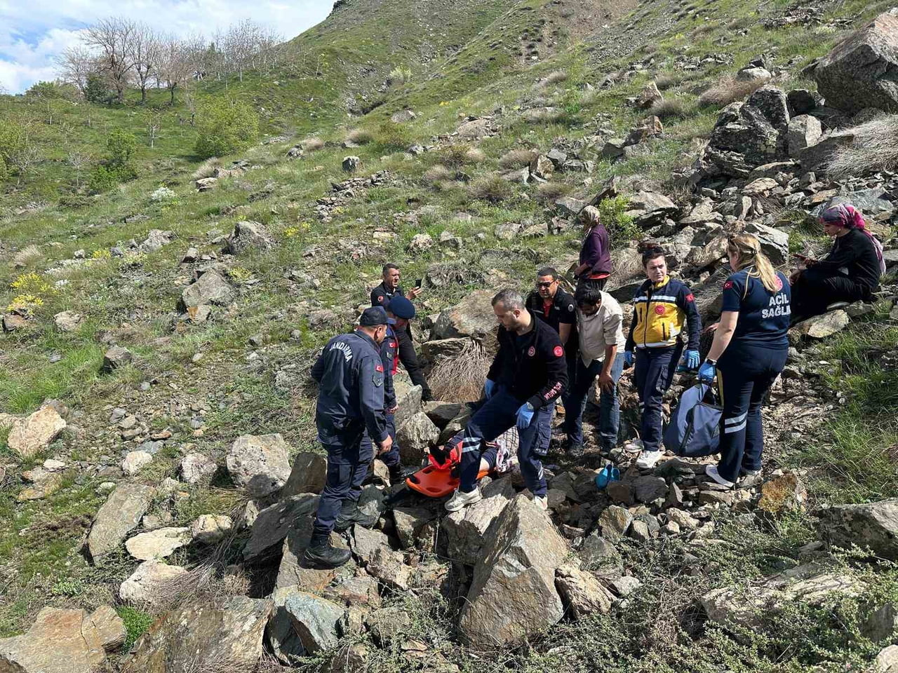 KAYALIKLARDAN DÜŞEN YAŞLI KADIN KURTARILDI