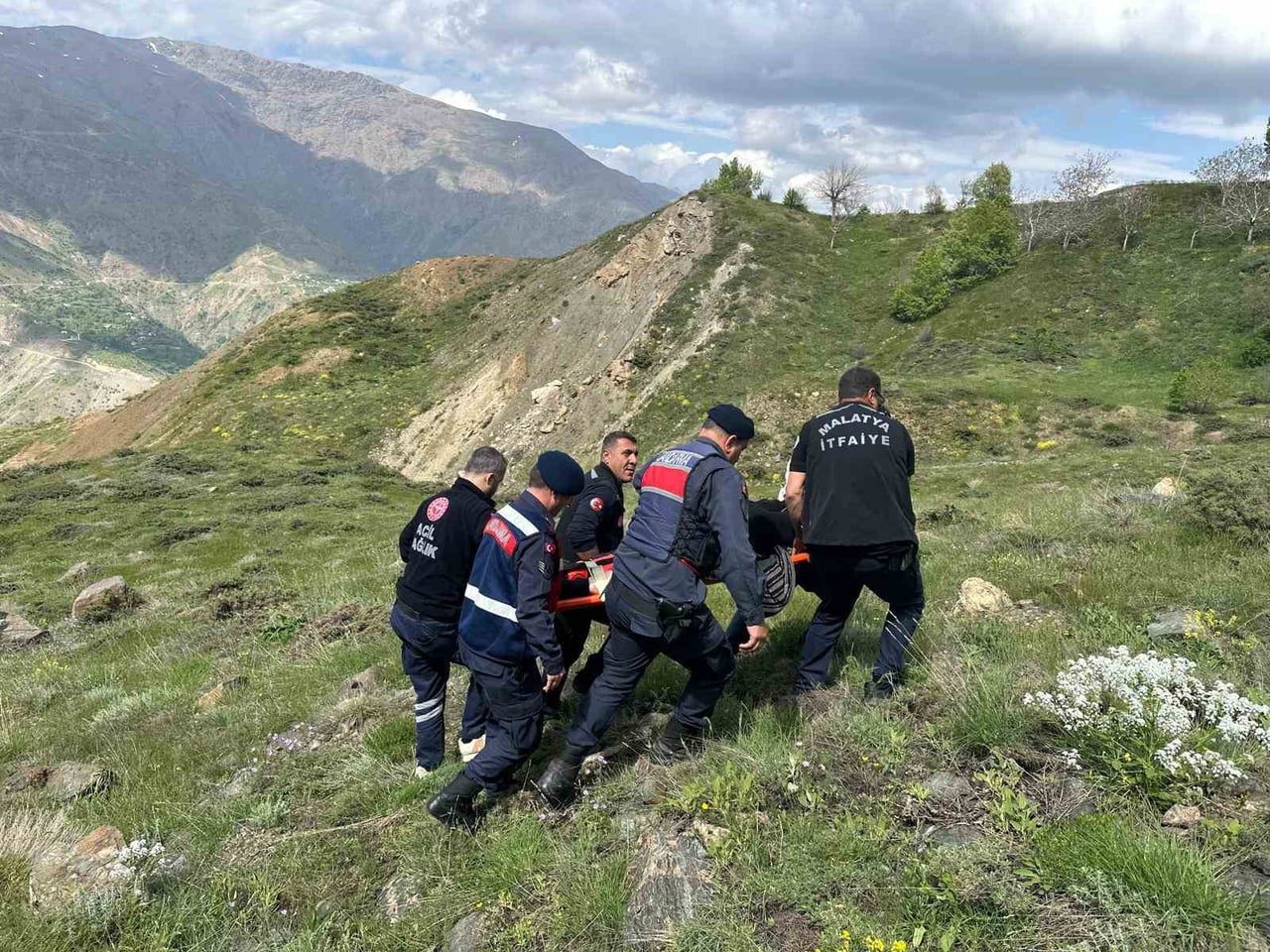 KAYALIKLARDAN DÜŞEN YAŞLI KADIN KURTARILDI
