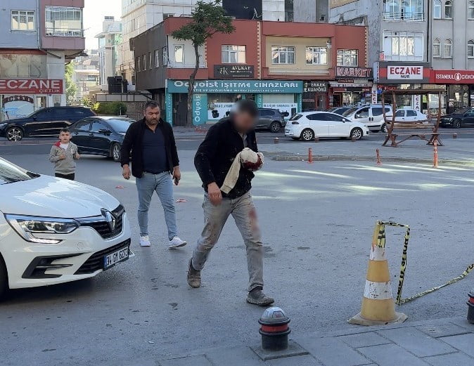 KAYSERİ'DE KURBAN KESİMİNDE KENDİNİ YARALAYAN ACEMİ KASAPLAR SOLUĞU ACİL SERVİSLERDE ALDI.