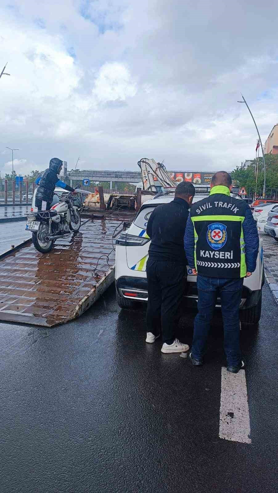 KAYSERİ'DE MOTOSİKLETLE SEYİR HALİNDE İKEN AKROBATİK HAREKETLER YAPAN SÜRÜCÜYE 46 BİN TL CEZAİ...