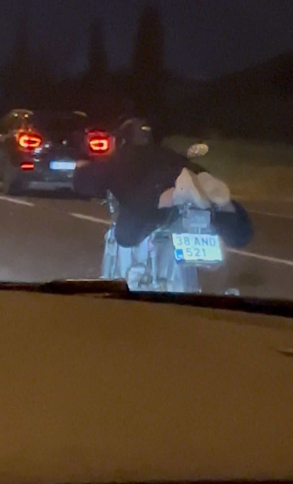 KAYSERİ'DE MOTOSİKLETLE SEYİR HALİNDE İKEN AKROBATİK HAREKETLER YAPAN SÜRÜCÜYE 46 BİN TL CEZAİ...