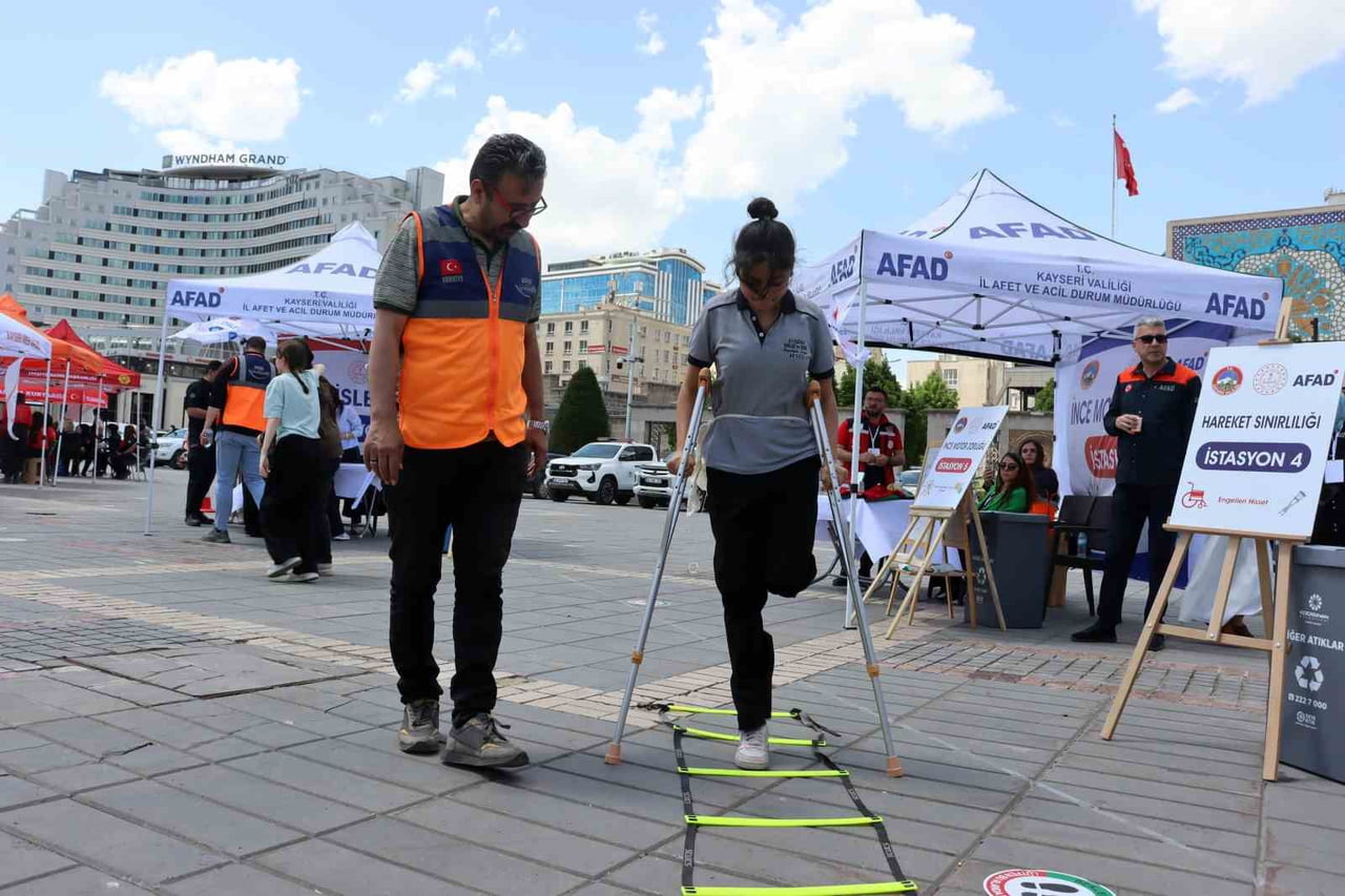 KAYSERİ'DE ÖĞRENCİLER, KURULAN EMPATİ İSTASYONUNDA ENGELLİLERİN YAŞADIĞI ZORLUKLARI YAŞAYARAK...