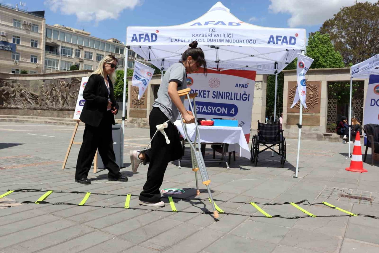 KAYSERİ'DE ÖĞRENCİLER, KURULAN EMPATİ İSTASYONUNDA ENGELLİLERİN YAŞADIĞI ZORLUKLARI YAŞAYARAK...
