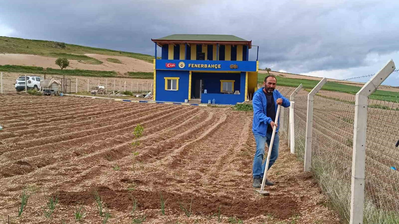 KAYSERİ'NİN DEVELİ İLÇESİNDE YAŞAYAN METİN ARSLAN; ÇOCUKLUĞUNDAN BU YANA TUTTUĞU TAKIM OLAN...
