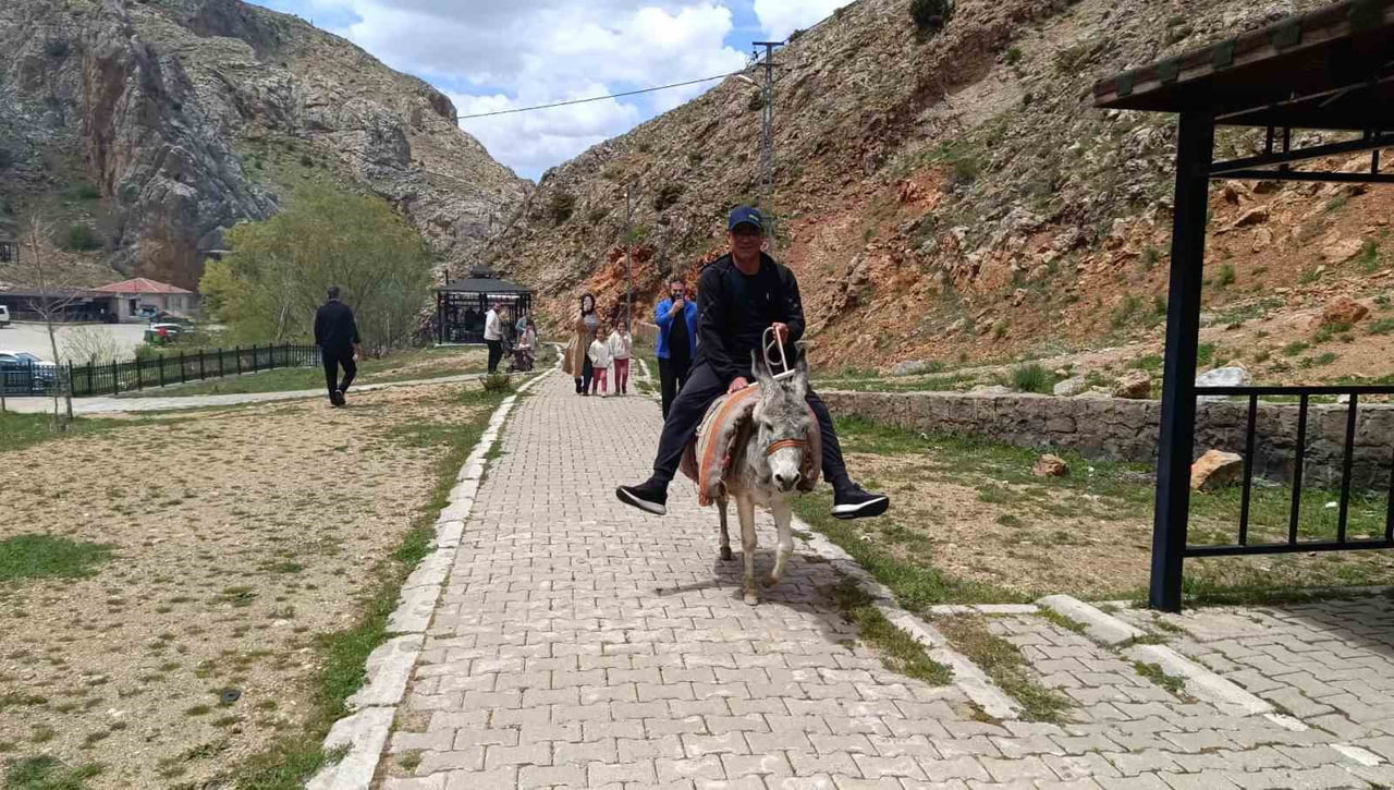 KAYSERİ'NİN DEVELİ İLÇESİNDEKİ HOMURLU ŞELALESİ'NİN BULUNDUĞU ALANDA EŞEK TURLARI...