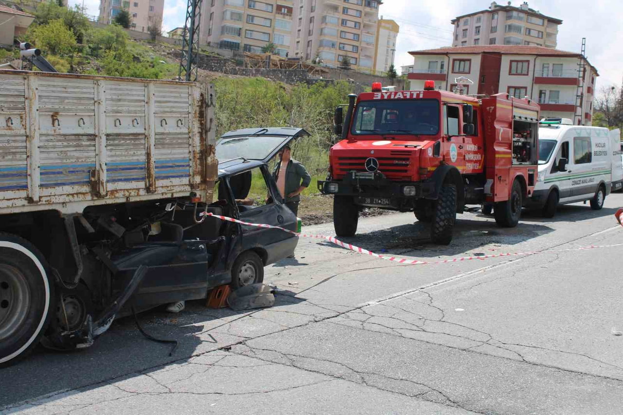 KAYSERİ'NİN HACILAR İLÇESİNDE SEYİR HALİNDEKİ KAMYONUN ALTINA GİREN OTOMOBİLDEKİ 1 KİŞİ HAYATINI...