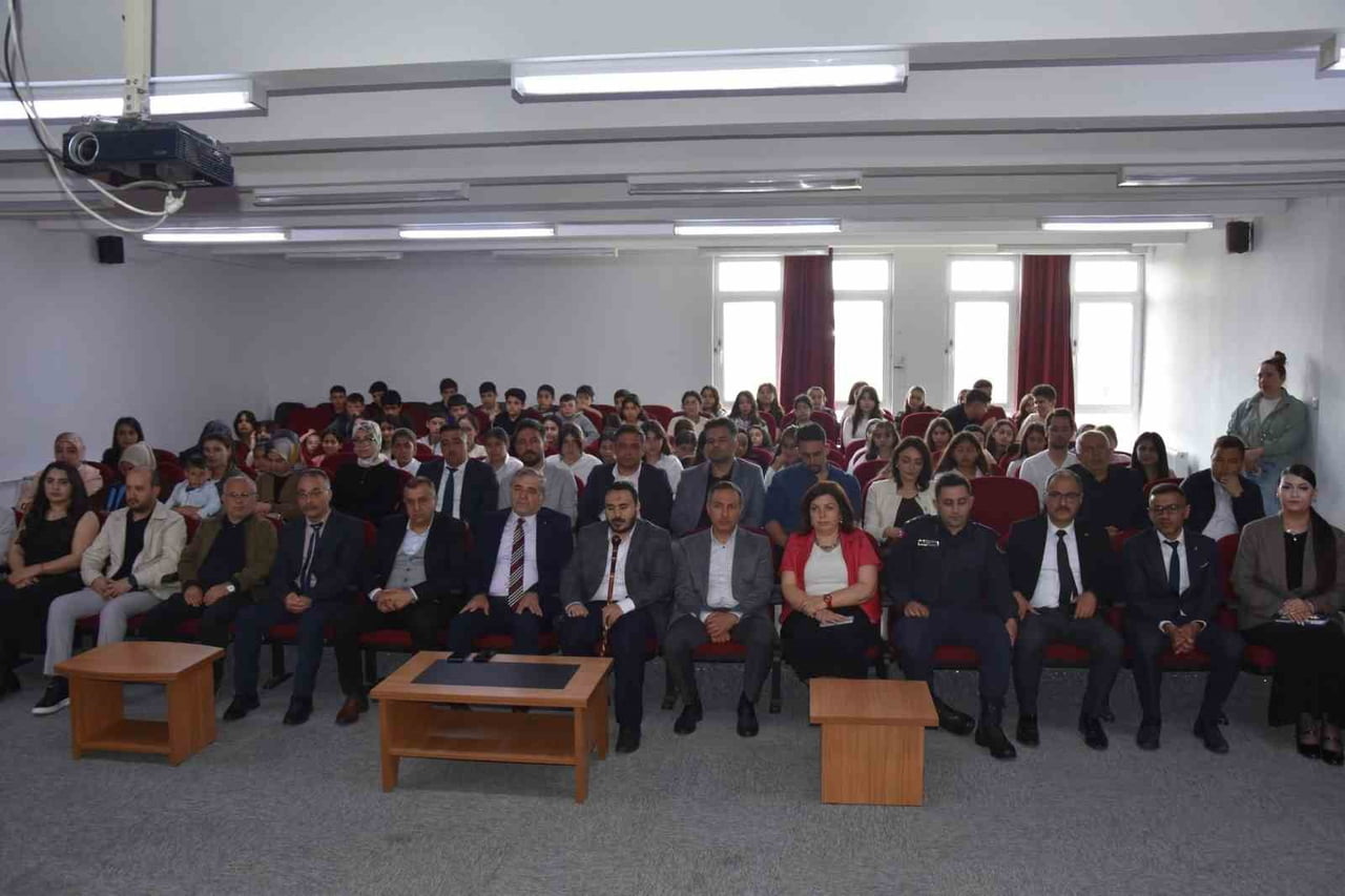 KAYSERİ'NİN TOMARZA İLÇESİNDE 'MAARİFİN KALBİNDE VAKTİ KUŞANMAK' PROGRAMI DÜZENLENDİ.