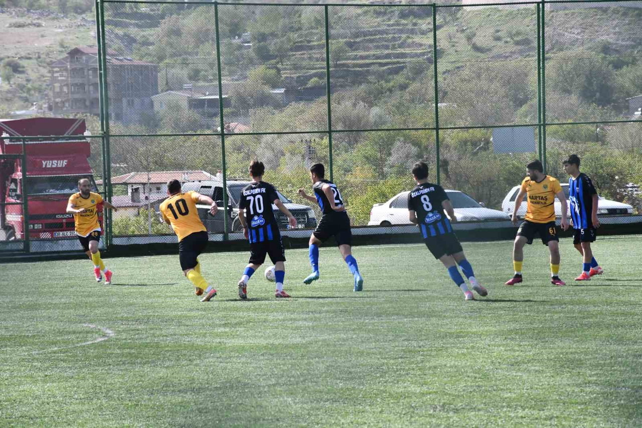 KAYSERİ 2.AMATÖR KÜME D GRUBU LİDERİ YERKÖYSPOR LİGİN 9.HAFTASINDA OYNADIĞI MAÇTA ÖZALPERENSPOR'U...
