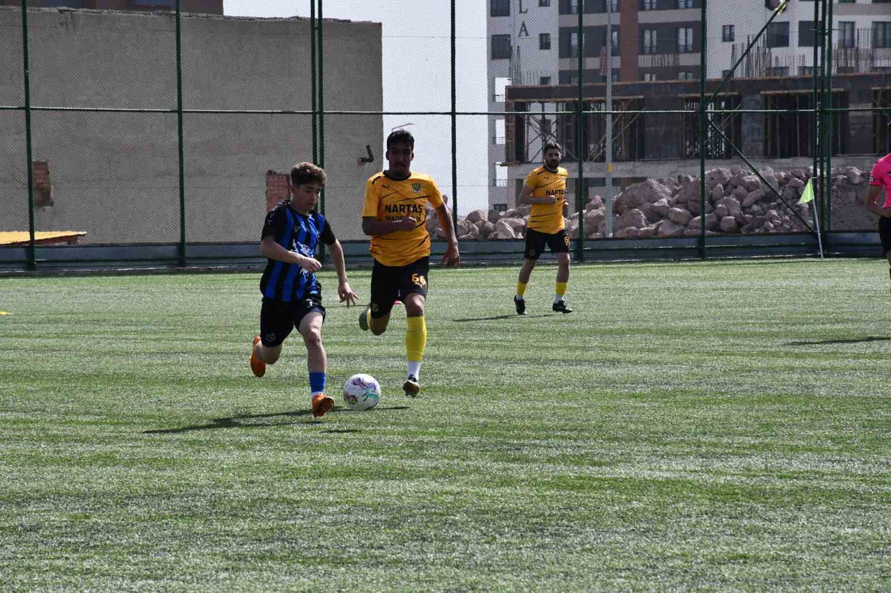 KAYSERİ 2.AMATÖR KÜME D GRUBU LİDERİ YERKÖYSPOR LİGİN 9.HAFTASINDA OYNADIĞI MAÇTA ÖZALPERENSPOR'U...
