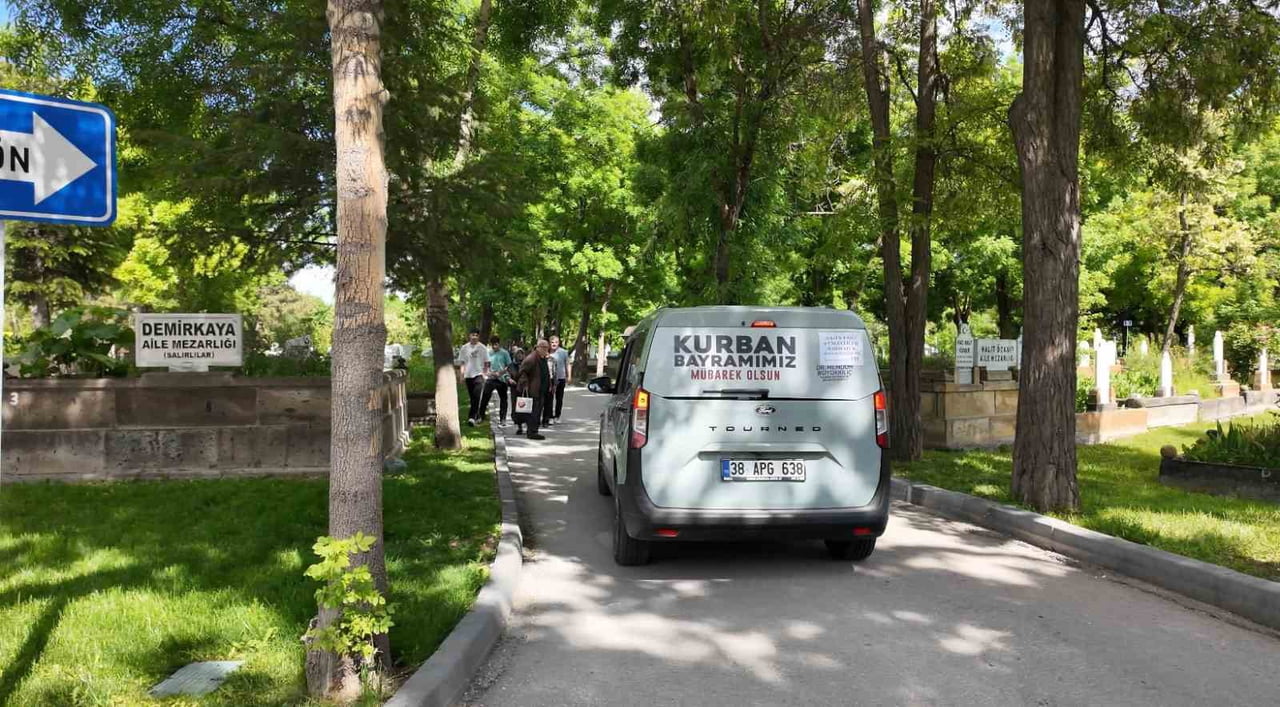 KAYSERİ BÜYÜKŞEHİR BELEDİYESİ, KURBAN BAYRAMI ARİFESİ VE BAYRAMIN BİRİNCİ GÜNÜNDE MEZARLIKLARDA...