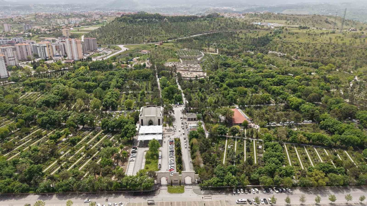 KAYSERİ BÜYÜKŞEHİR BELEDİYESİ, KURBAN BAYRAMI ÖNCESİNDE KENT GENELİNDEKİ MEZARLIKLARDA KAPSAMLI...