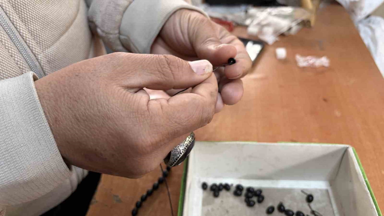 KAYSERİ’DE 8 METREKARE DÜKKANDA 30 YILDIR TESPİH TAMİR EDEN BEKİR ŞAHİN, KALİTELİ TESPİHİN PÜF...
