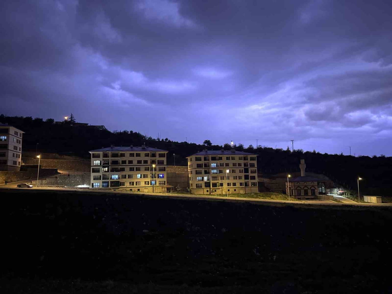KAYSERİ’DE ANİDEN ETKİLİ OLAN SAĞANAK YAĞIŞ SOKAKLARDA GÖLETLENMEYE NEDEN OLURKEN, YILDIRIMLAR DA...