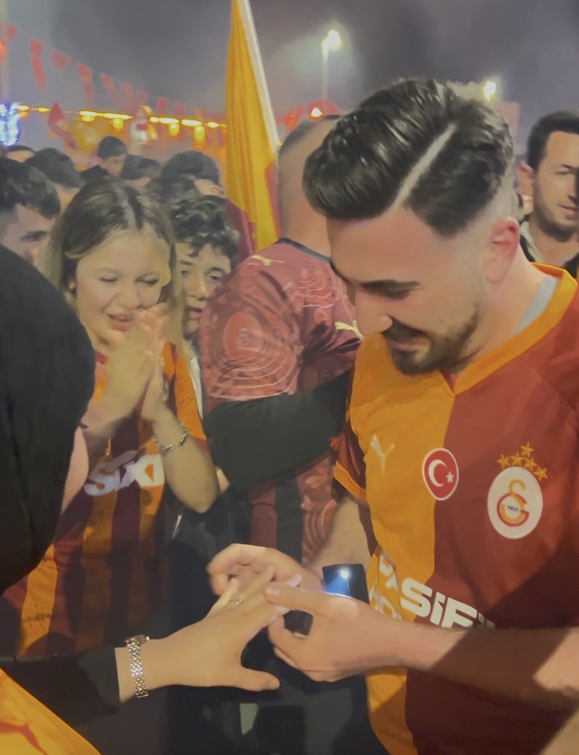 KAYSERİ’DE GALATASARAY’IN ŞAMPİYONLUK KUTLAMALARINDA BİR TARAFTAR KIZ ARKADAŞINA EVLENME...