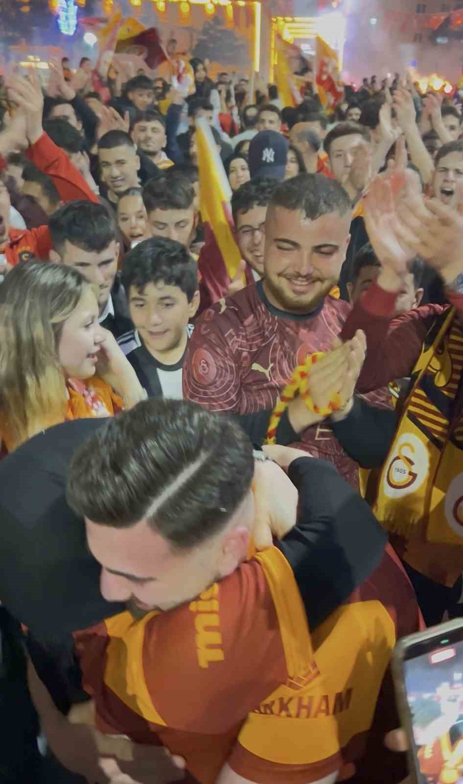 KAYSERİ’DE GALATASARAY’IN ŞAMPİYONLUK KUTLAMALARINDA BİR TARAFTAR KIZ ARKADAŞINA EVLENME...