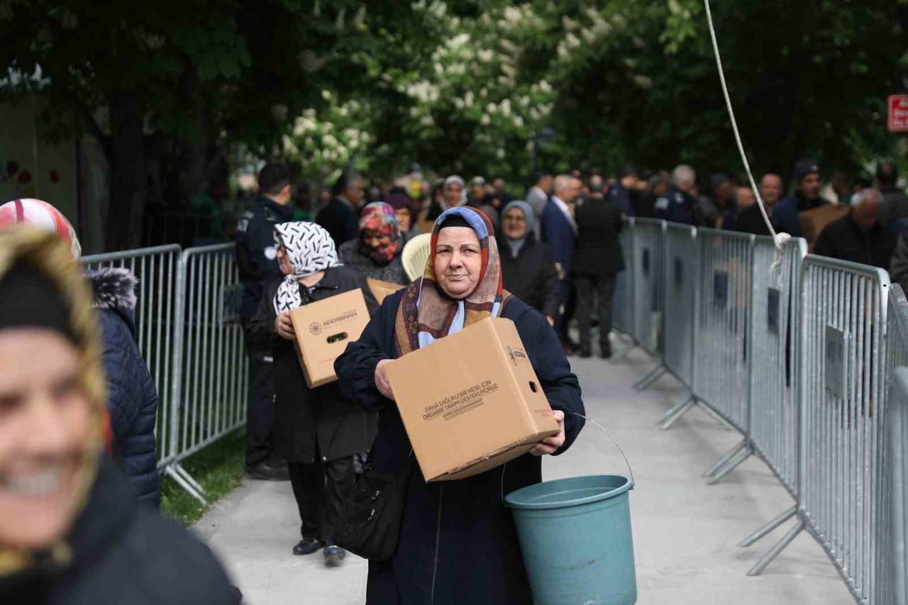 KAYSERİ’DE KOCASİNAN BELEDİYESİ TARAFINDAN HER YIL DÜZENLENEN ORGANİK DOMATES FİDESİ DAĞITIMINDA...