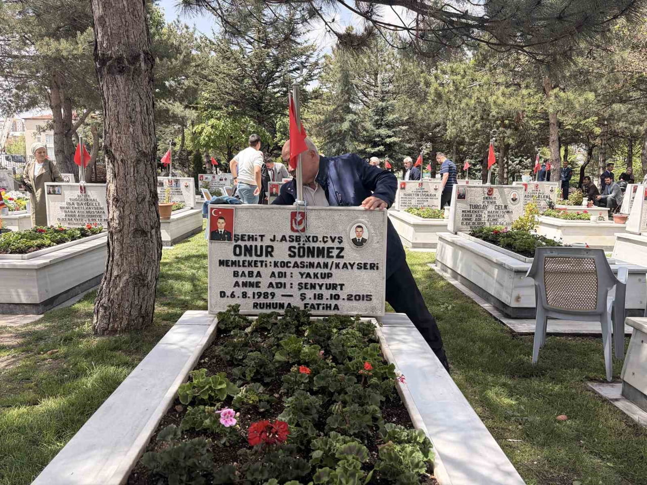 KAYSERİ’DE ŞEHİT ANNELERİ; ANNELER GÜNÜ DOLAYISIYLA OĞULLARININ KABİRLERİNİ ZİYARET...