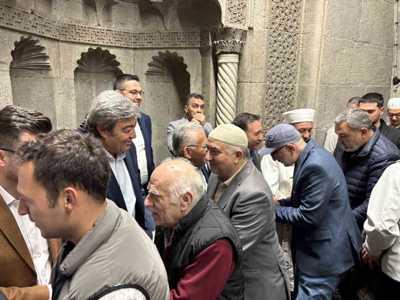 KAYSERİ’DE VATANDAŞLAR KURBAN BAYRAMI NAMAZINI EDA ETMEK İÇİN CAMİLERE KOŞTU. ERKEN SAATLERDE...