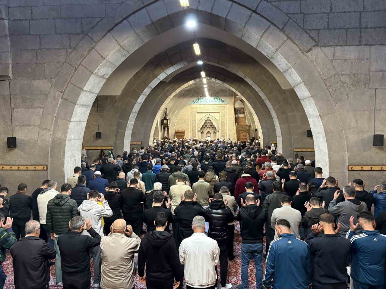 KAYSERİ’DE VATANDAŞLAR KURBAN BAYRAMI NAMAZINI EDA ETMEK İÇİN CAMİLERE KOŞTU. ERKEN SAATLERDE...