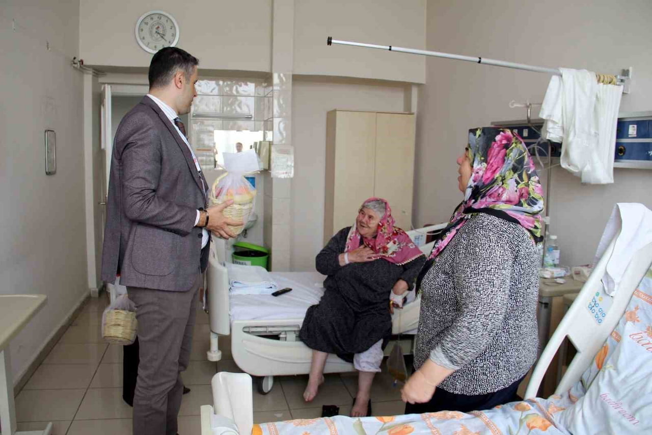 KAYSERİ DEVLET HASTANESİ'NDE KAYSERİ VAKIFLAR BÖLGE MÜDÜRLÜĞÜ İŞ BİRLİĞİYLE TEDAVİ GÖREN HASTALARA...