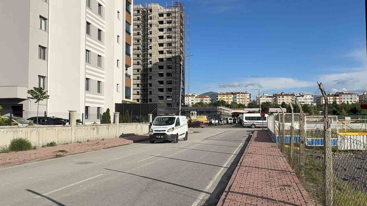 KAYSERİ’NİN KOCASİNAN İLÇESİNDE BİR İNŞAATTA YÜK ASANSÖRÜNDEKİ MERMER İŞÇİNİN BAŞINA DÜŞTÜ....