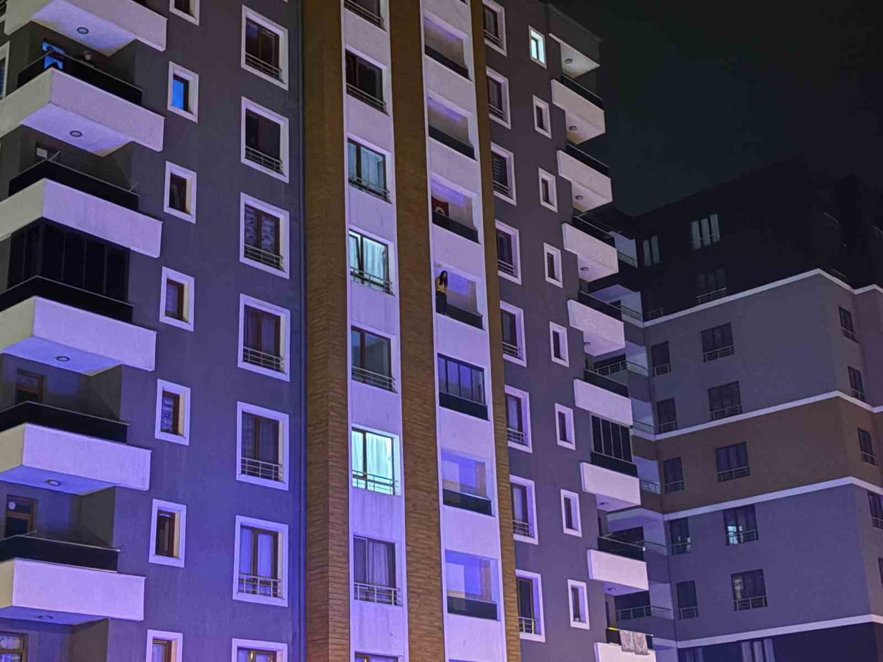 KAYSERİ’NİN KOCASİNAN İLÇESİNDE BİR KADIN 5’İNCİ KATTAKİ EVİNİN BALKONUNA ÇIKARAK, İNTİHARA...
