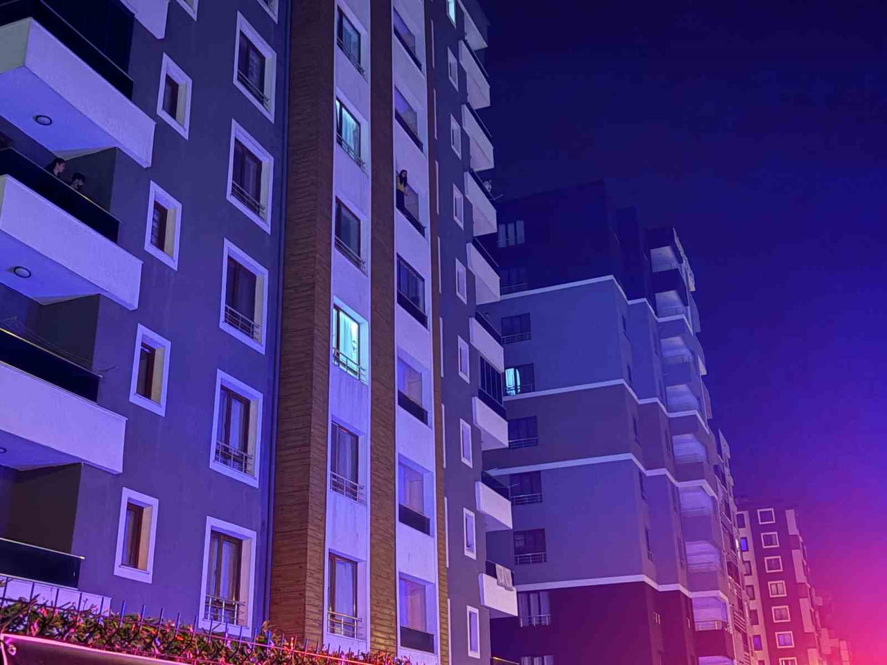 KAYSERİ’NİN KOCASİNAN İLÇESİNDE BİR KADIN 5’İNCİ KATTAKİ EVİNİN BALKONUNA ÇIKARAK, İNTİHARA...