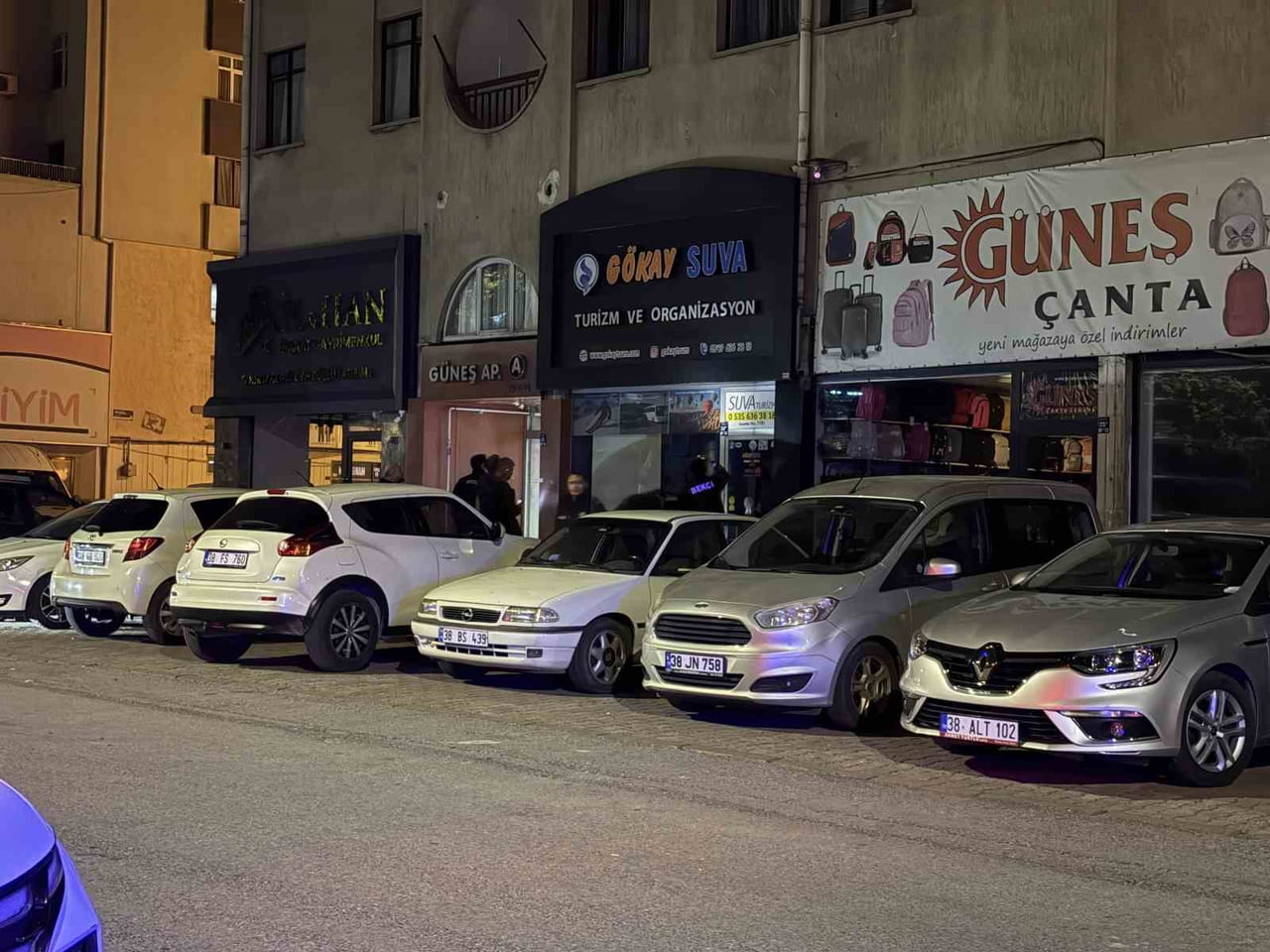 KAYSERİ’NİN KOCASİNAN İLÇESİNDE BİR TURİZM ACENTASI KİMLİĞİ BELİRSİZ ŞAHISLAR TARAFINDAN KURŞUN...