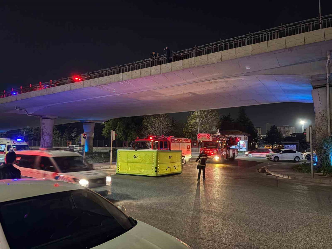 KAYSERİ’NİN KOCASİNAN İLÇESİNDE İNTİHAR ETMEK İÇİN KÖPRÜYE ÇIKAN ŞAHSI POLİS EKİPLERİ İKNA EDEREK...