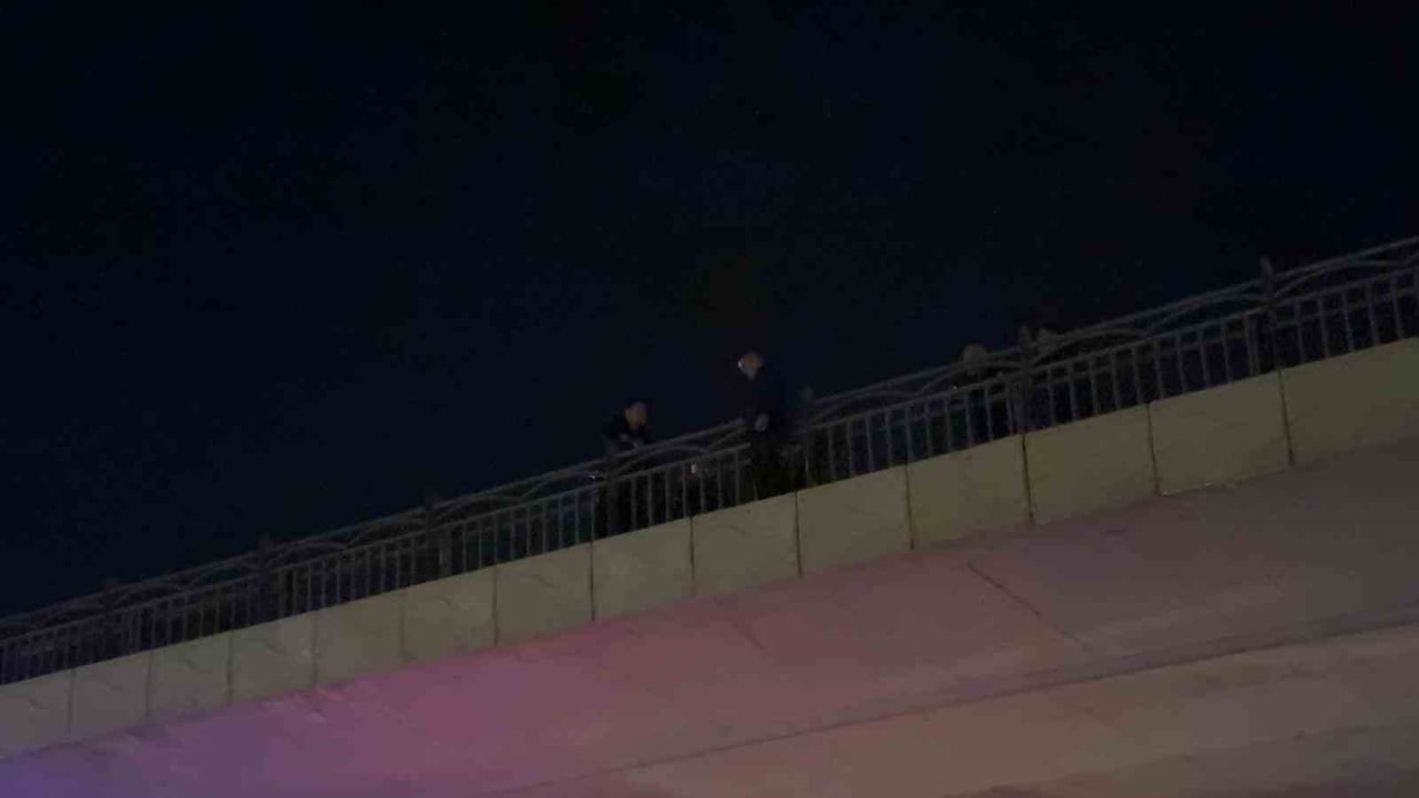 KAYSERİ’NİN KOCASİNAN İLÇESİNDE İNTİHAR ETMEK İÇİN KÖPRÜYE ÇIKAN ŞAHSI POLİS EKİPLERİ İKNA EDEREK...