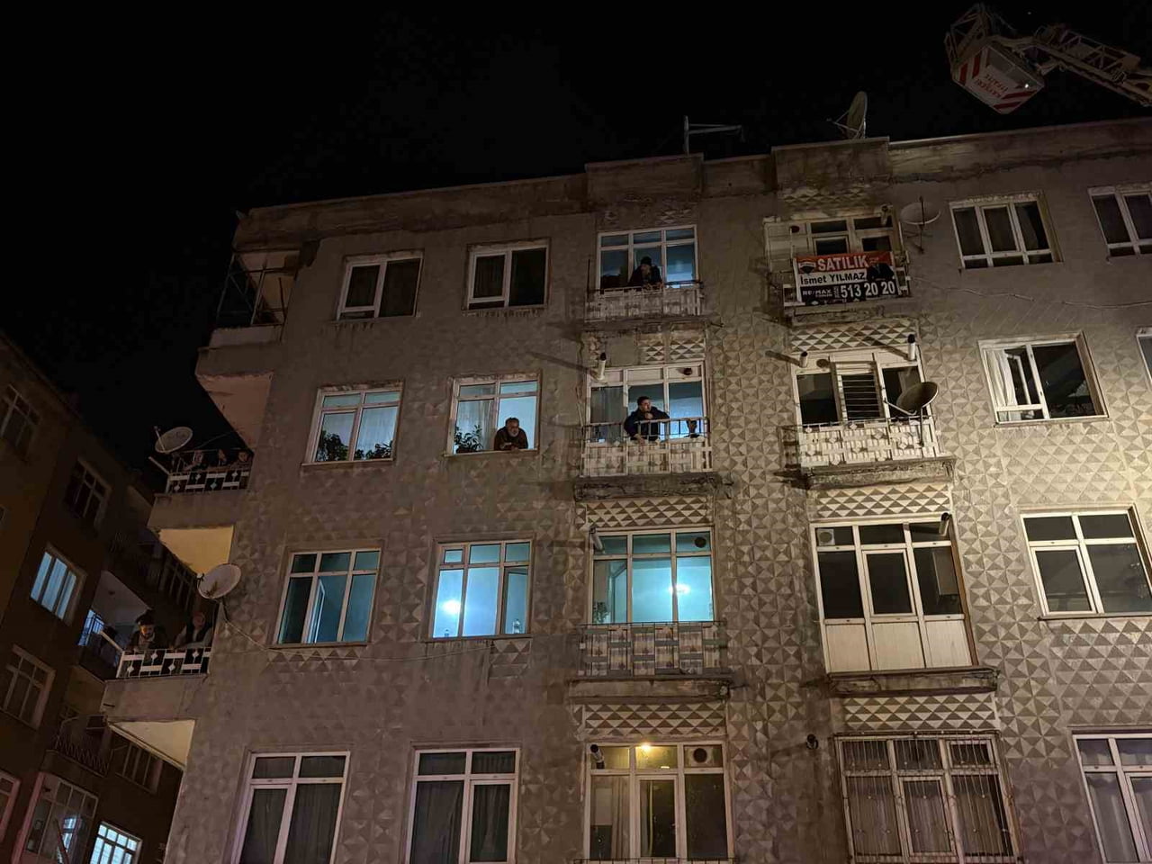 KAYSERİ’NİN MELİKGAZİ İLÇESİNDE 5 KATLI BİNANIN BODRUM KATINDA ATIK MADDELERİN ALEV ALMASIYLA...