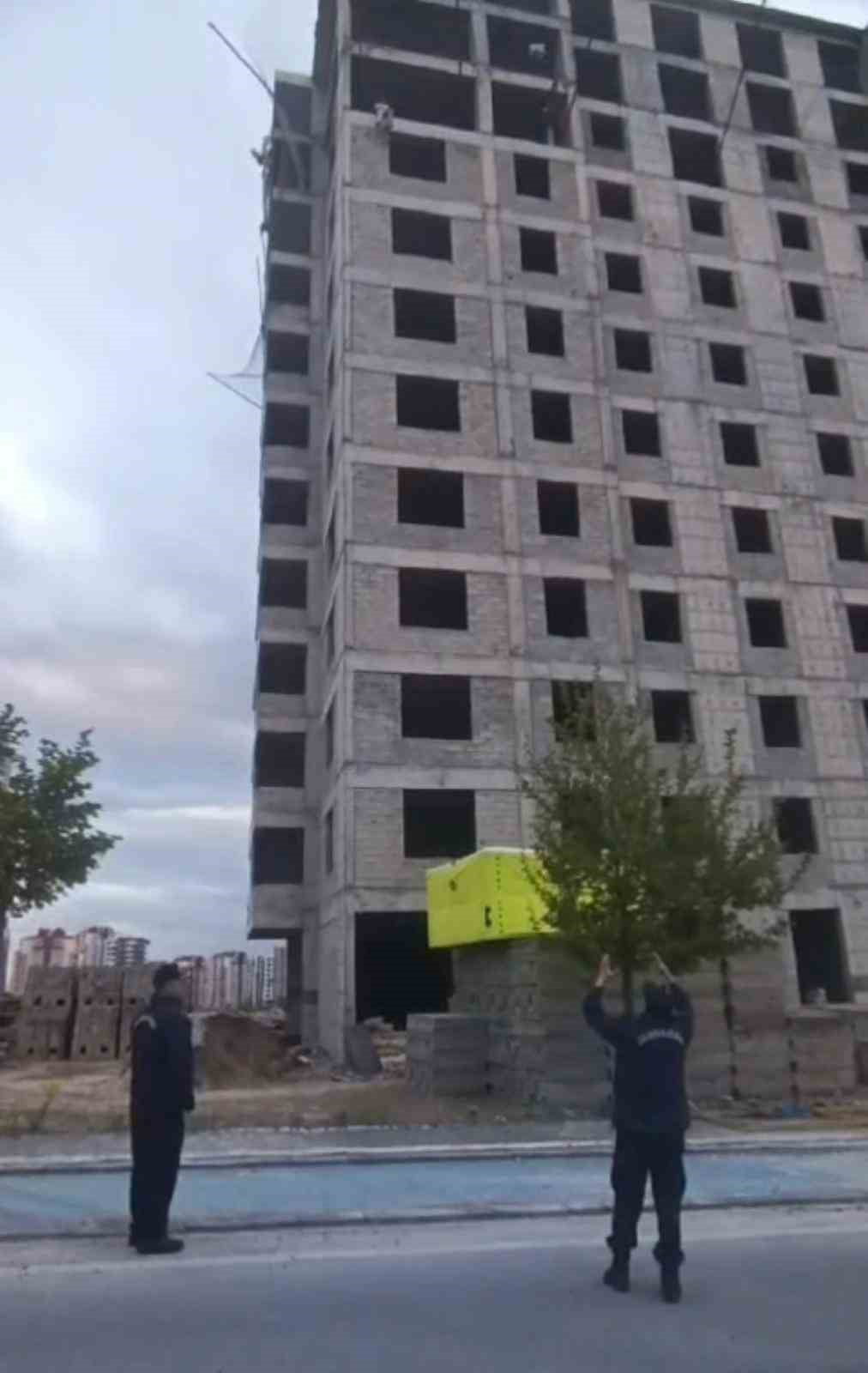 KAYSERİ’NİN MELİKGAZİ İLÇESİNDE BİR İNŞAATIN 9. KATINA ÇIKARAK, İNTİHARA KALKIŞAN 16 YAŞINDAKİ...