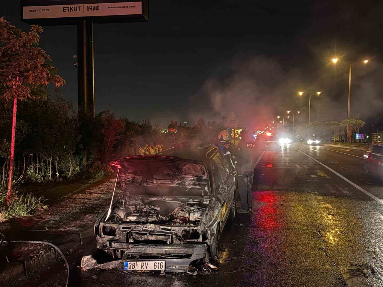 KAYSERİ’NİN MELİKGAZİ İLÇESİNDE SEYİR HALİNDEYKEN, ALEV ALAN OTOMOBİL İTFAİYE EKİPLERİNİN...