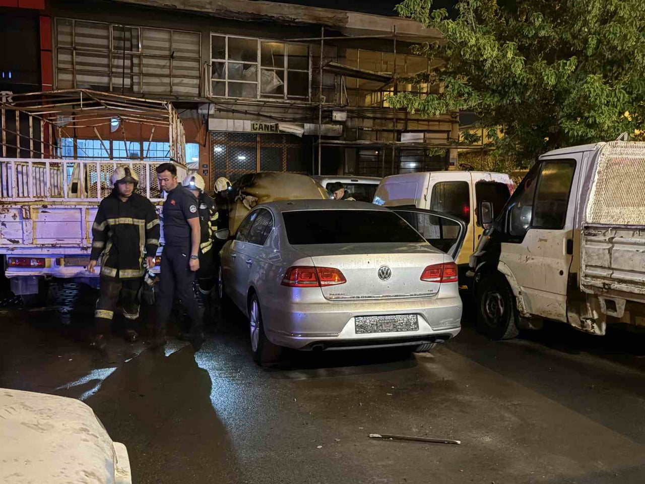 KAYSERİ’NİN MELİKGAZİ İLÇESİNDE YOLDA ARIZALANARAK, DUMAN ATAN OTOMOBİL SANAYİYE PARK EDİLMESİNİN...