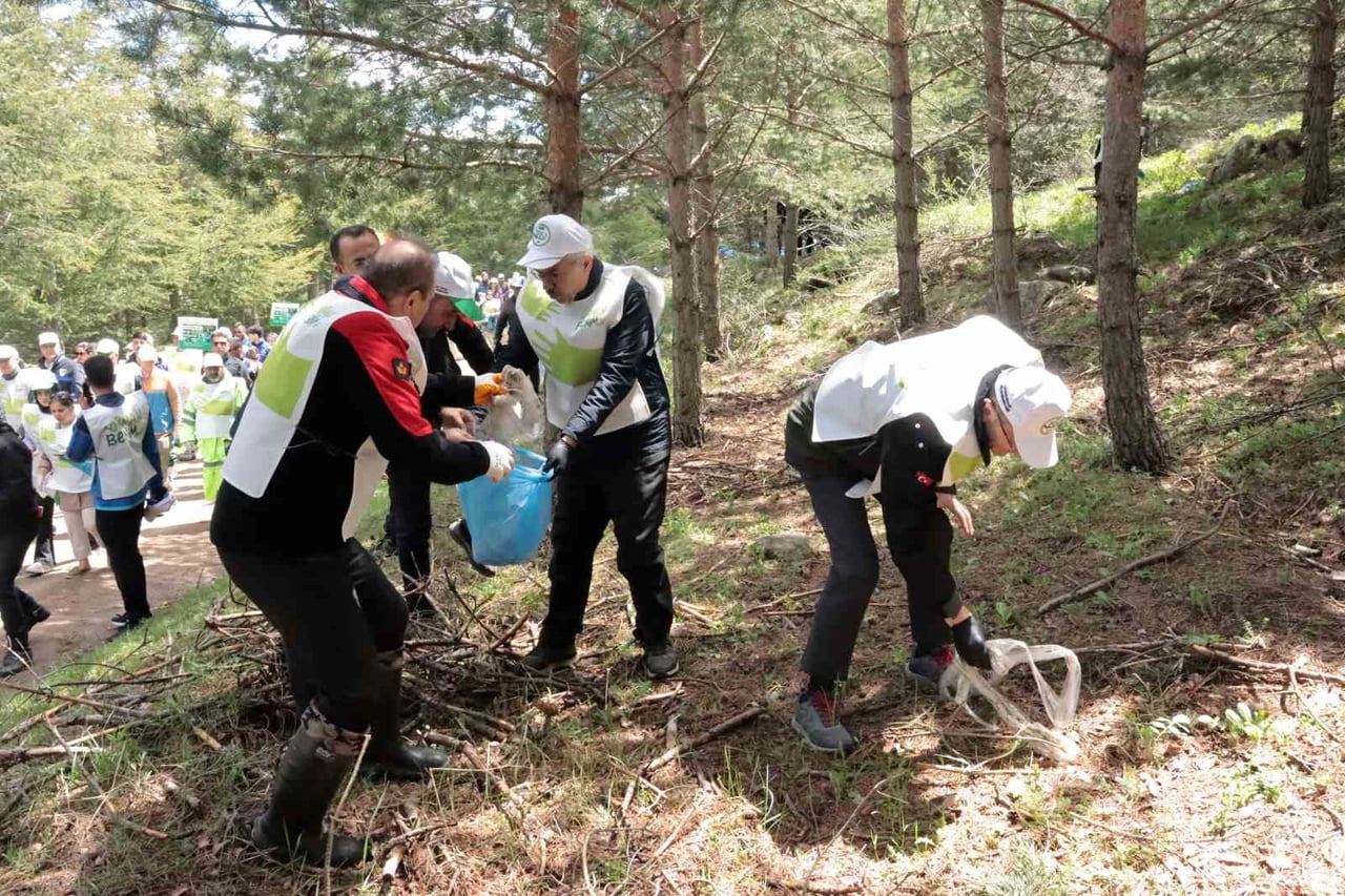KAYSERİ PROTOKOLÜ, ORMAN YANGINLARIYLA MÜCADELE KAPSAMINDA ÖĞRENCİLERLE BİRLİKTE ORMANDA ÇEVRE...