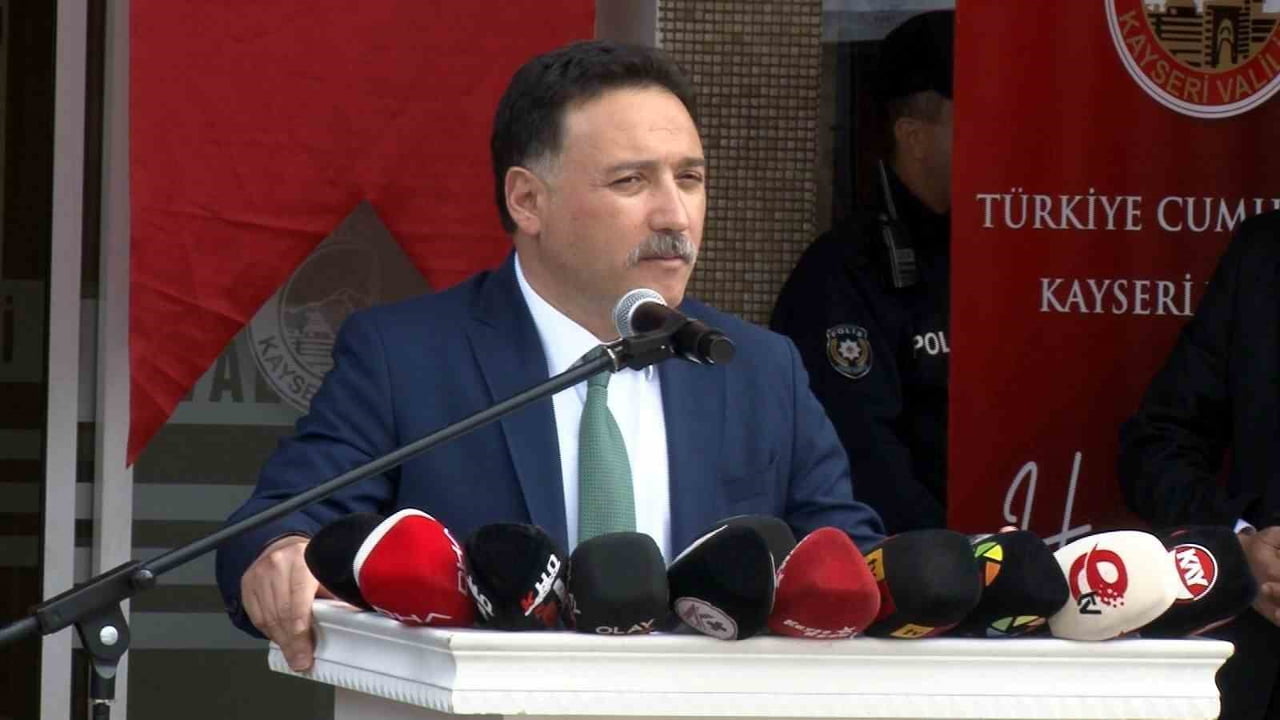 KAYSERİ VALİLİĞİ TARAFINDAN DÜZENLENEN BAYRAMLAŞMA PROGRAMINDA PROTOKOL ÜYELERİ BİR ARAYA GELEREK...