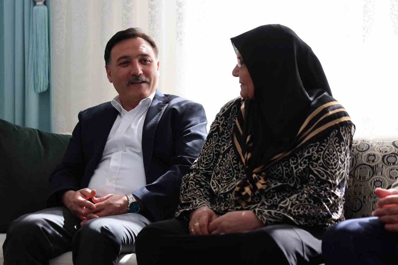 KAYSERİ VALİSİ GÖKMEN ÇİÇEK; ANNELER GÜNÜ DOLAYISIYLA ŞEHİT ANNELERİNİ ZİYARET EDEREK ANNELER...