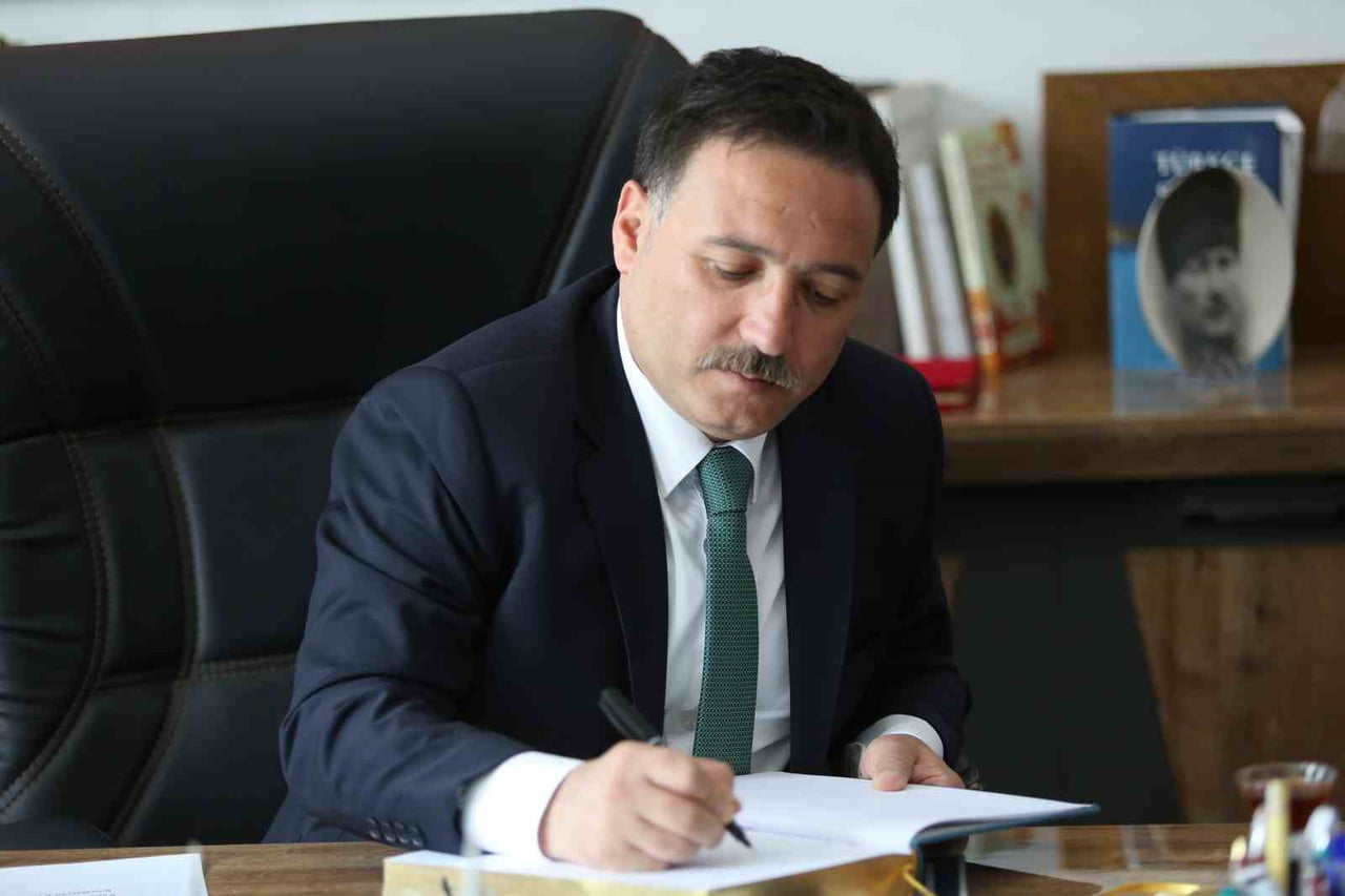 KAYSERİ VALİSİ GÖKMEN ÇİÇEK, KURBAN BAYRAMI DOLAYISIYLA BİR MESAJ YAYIMLADI.
