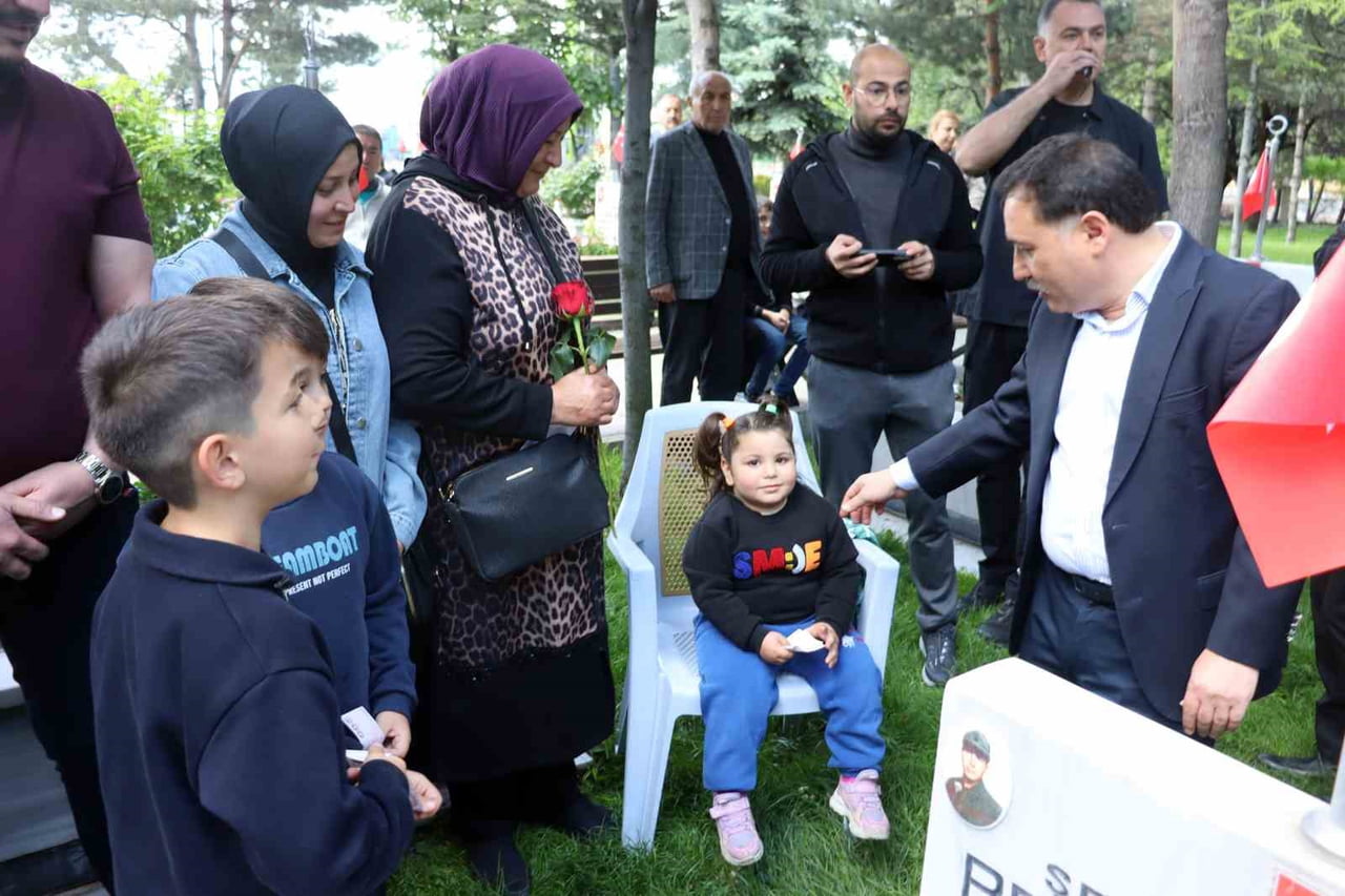 KAYSERİ VALİSİ GÖKMEN ÇİÇEK, PROTOKOL İLE BİRLİKTE KURBAN BAYRAMI'NIN ARİFESİNDE ŞEHİTLİĞİ ZİYARET...