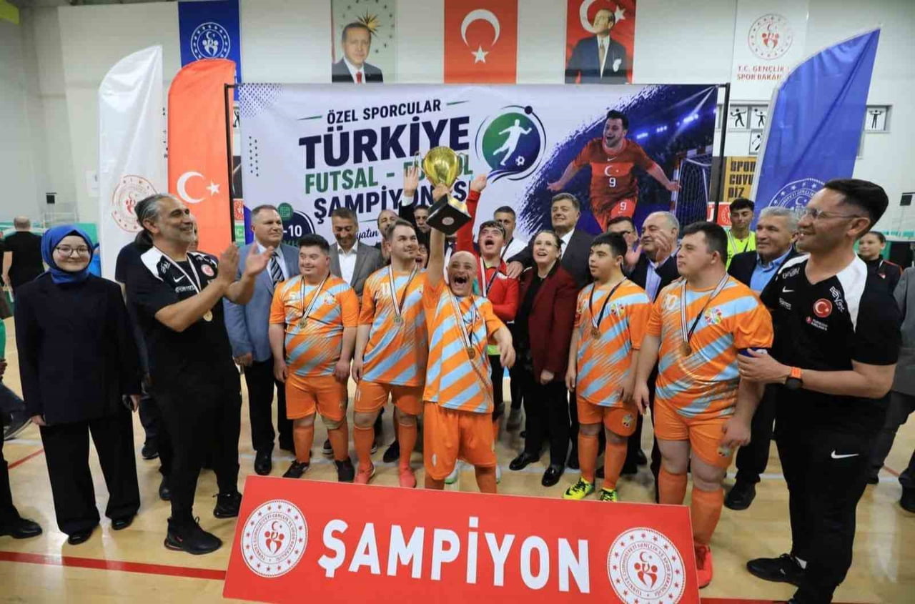 KAYSERİ’Yİ BAŞARIYLA TEMSİL EDEN KOCASİNAN BELEDİYESPOR DOWN SENDROMLU FUTBOL TAKIMI, BARTIN’DA...