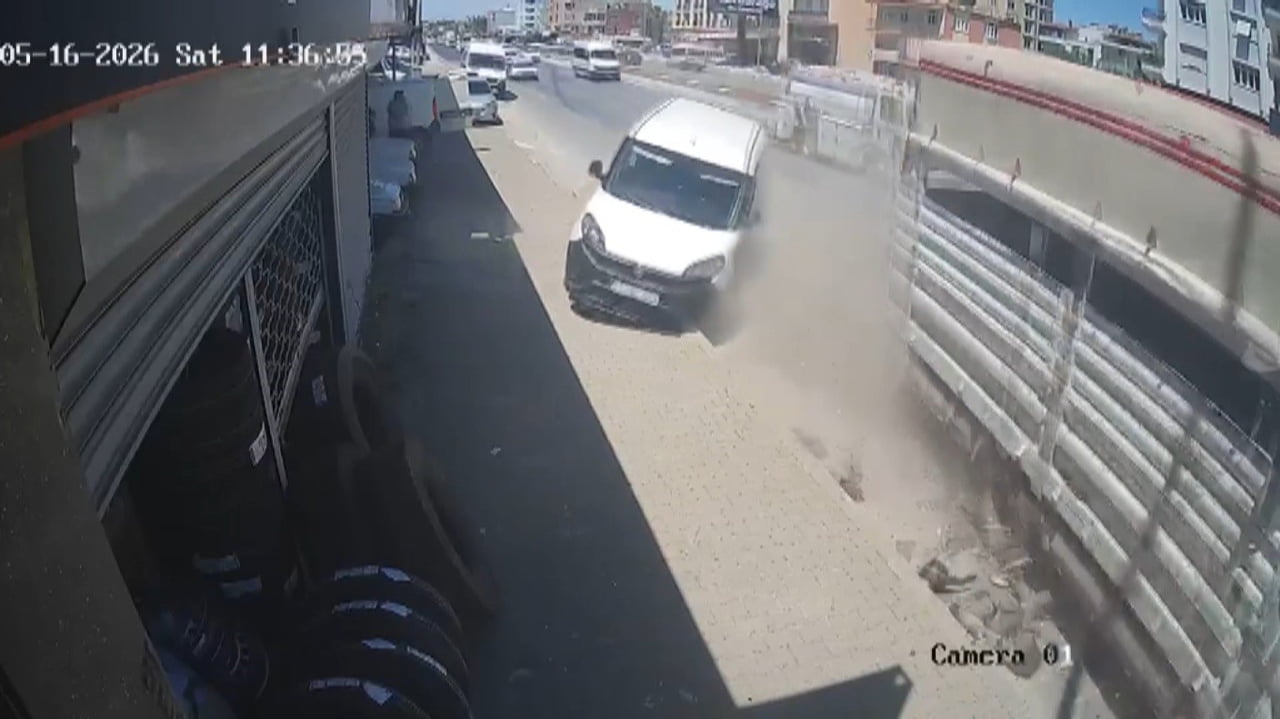 KAZA ANI, BİR İŞ YERİ GÜVENLİK KAMERASINA YANSIDI.
