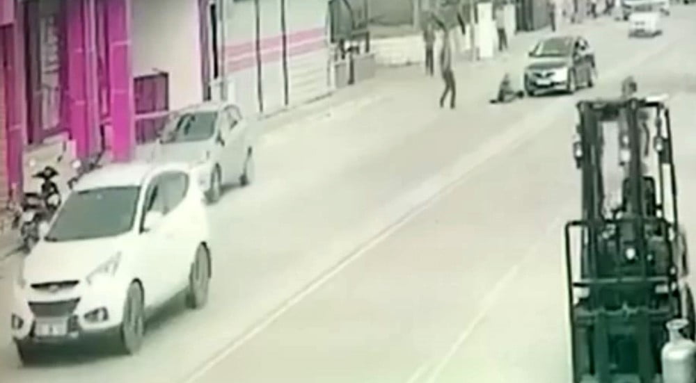 KAZA ANI, BİR İŞ YERİNİN GÜVENLİK KAMERASINA YANSIDI.
