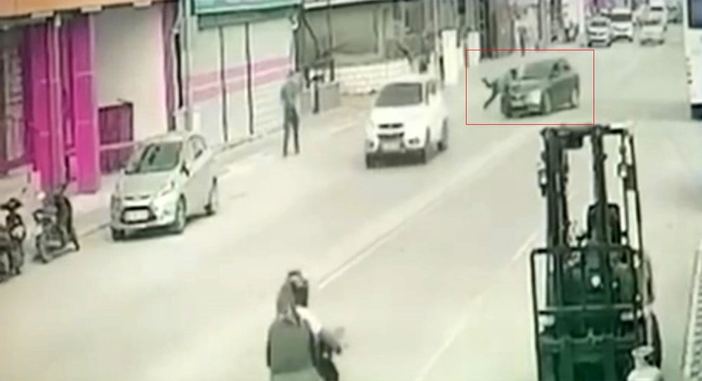 KAZA ANI, BİR İŞ YERİNİN GÜVENLİK KAMERASINA YANSIDI.